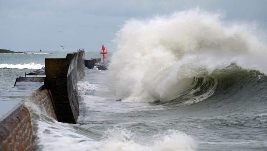 De hautes vagues s'écrasent contre une digue dans le port de Lesconil le 20 février 2015