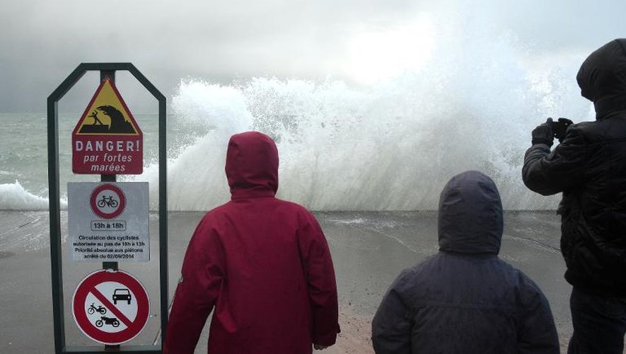 Des gens regardent les vagues à Saint-Malo le 21 février 2015