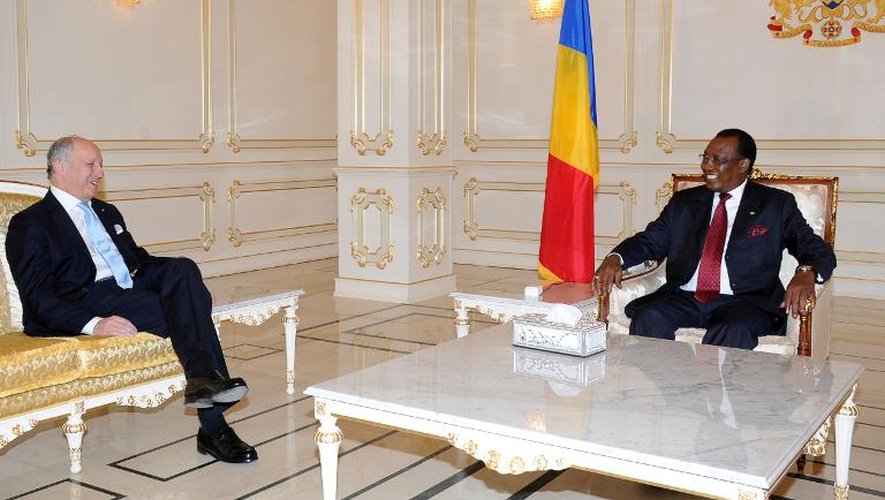 Le ministre des Affaires étrangères Laurent Fabius (à gauche) rencontre le président tchadien Idriss Deby le 21 février 2015 à Ndjamena