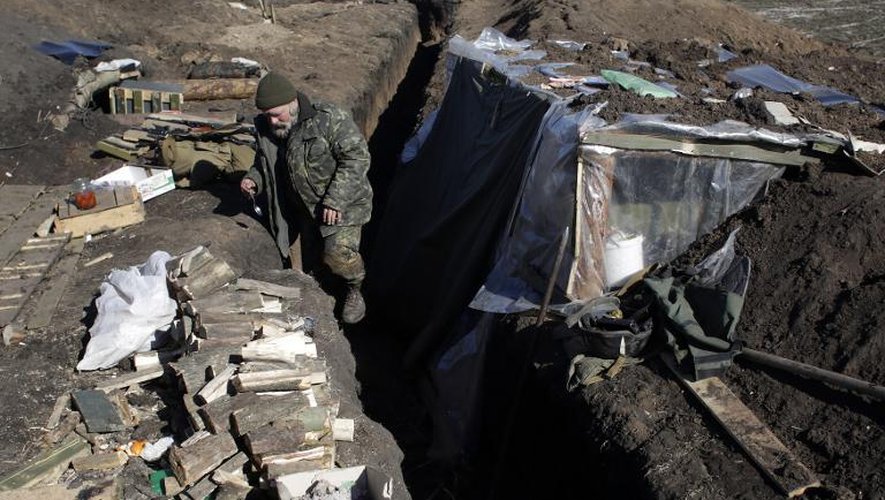 Un militaire ukrainien dans une tranchée près de Svitlodarsk, dans la région de Donetsk, le 21 février 2015