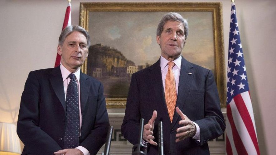 Le secrétaire d'Etat américain John Kerry (d) lors d'une conférence de presse aux côtés du secrétaire du Foreign Office Philip Hammond, le 21 février 2015 à Londres