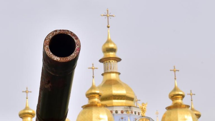 Un canon russe montré le 21 février 2015 devant la cathédrale Mykhaylo de Kiev, dans le cadre d'une exposition visant à étayer les accusations ukrainiennes sur le soutien de Moscou aux séparatistes de l'est