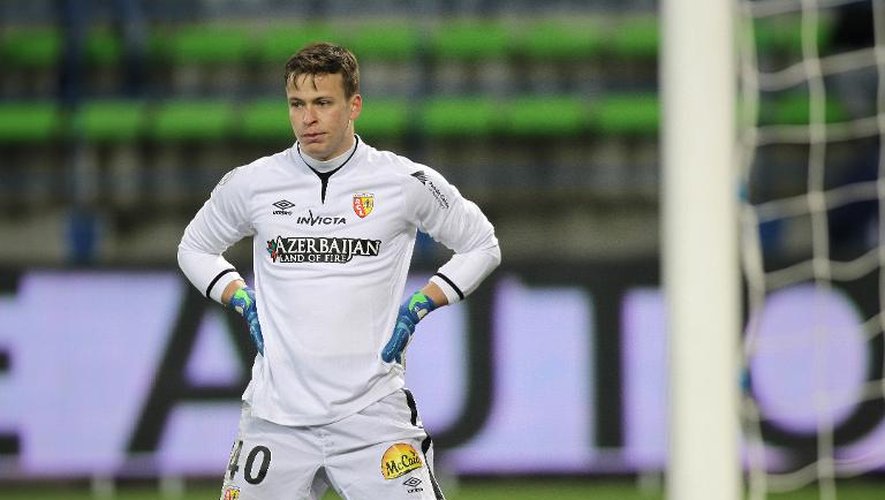Le gardien de Lens Valentin Belon dépité après l'un des quatre buts encaissés face à Caen, le 21 février 2015 à Caen