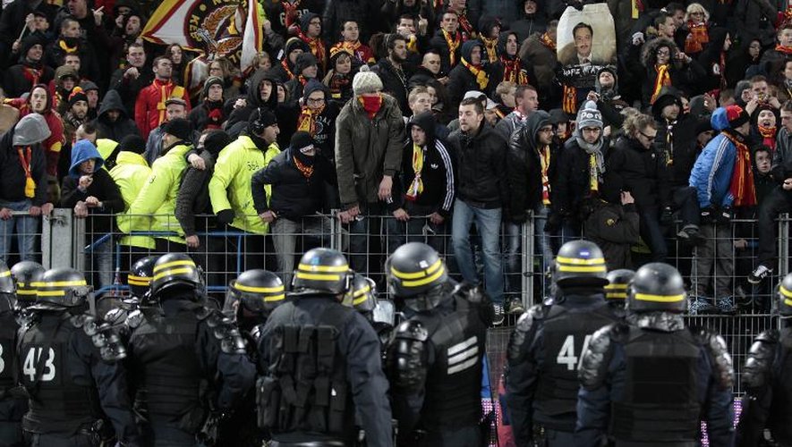 Les supporteurs lensois en colère face aux forces de l'ordre, le 21 février 2015 à Caen