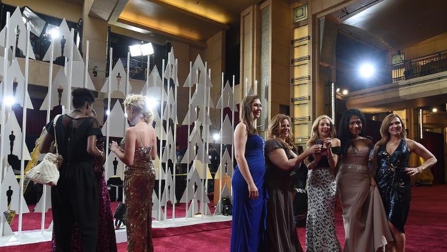 Des personnalités posent sur le tapis rouge à la veille de la cérémonie des Oscars le 21 février 2015