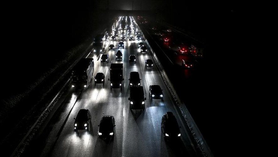 Des voitures prises dans des embouteillages près de Lyon la nuit du 21 février 2015