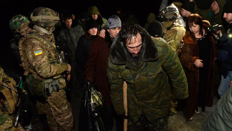 Des prisonniers ukrainiens  lors de l'échange de prisonniers le 21 février 2015 à Frunze près de Lugansk