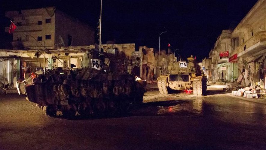 Des chars turcs traversent le 21 février 2015 la ville syrienne de Kobané