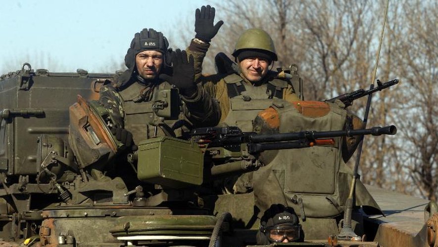 Des militaires ukrainiens près de Artemivsk, dans la région de Donetsk (est de l'Ukraine), le 22 février 2015