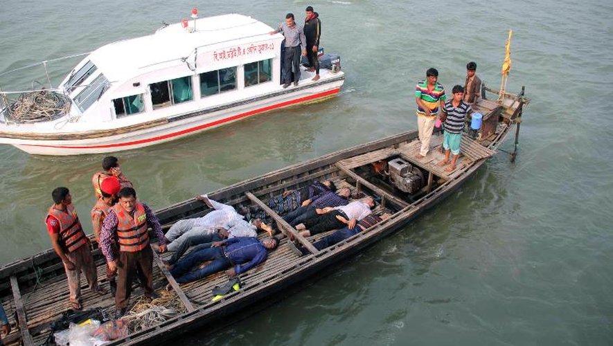Des secouristes transportent des victimes du naufrage d'un ferry à Manikganj le 22 février 2015