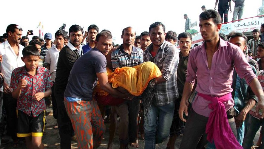 Une victime de l'accident de ferry est transportée à Manikganj le 22 février 2015