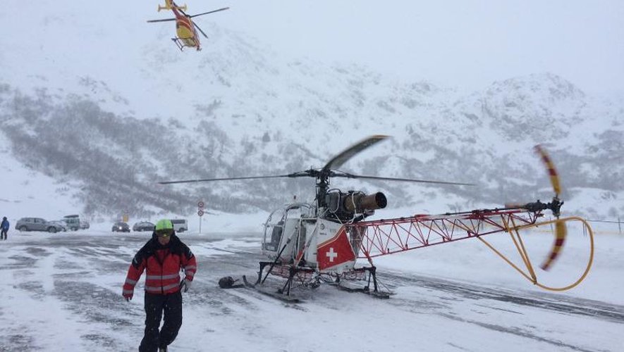 Un hélicoptère arrive sur les lieux d'une avalanche dans les Alpes suisses le 21 février 2015