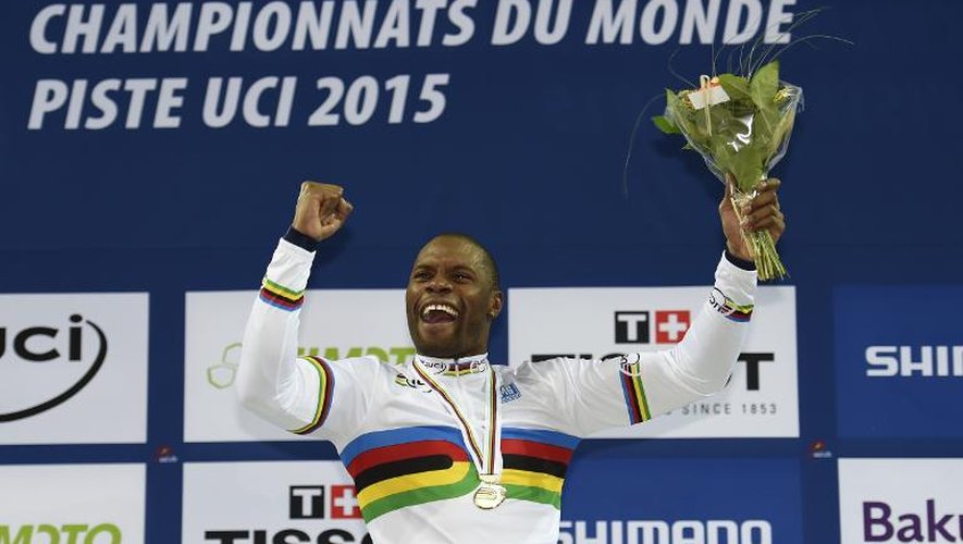 La joie du Français Grégory Baugé sur le podium, après son titre mondial conquis en vitesse, le 22 février 2015 à Saint-Quentin-en-Yvelines