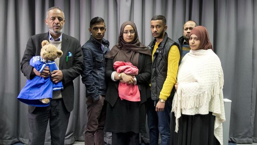 Photo prise le 22 février 2015 à Londres des familles des trois jeunes filles qui seraient parties joindre les rangs de l'Etat islamique