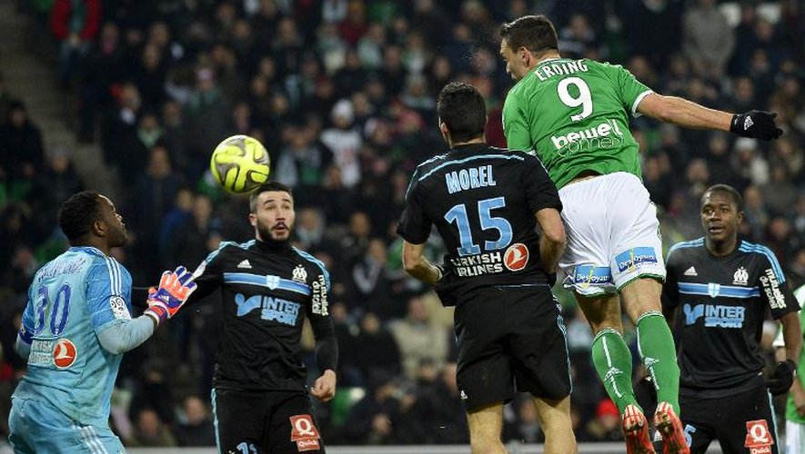 Le Turc Mevlut Erding inscrit le but de l'égalisation pour Saint-Etienne face à Marseille, le 22 février 2015 à Geoffroy-Guichard