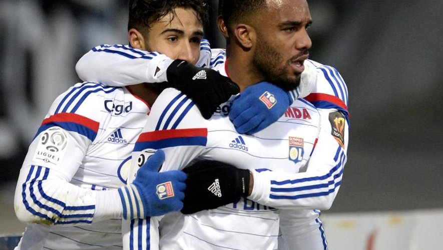 La joie des Lyonnais Nabil Fekir (g) et Alexandre Lacazette après le but inscrit par le premier face à Nantes, le 22 février 2015 à Gerland