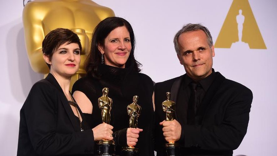 Mathilde Bonnefo, Laura Poitras et  Dirk Wilutzky avec leurs oscars le 22 février 2015 à Hollywood