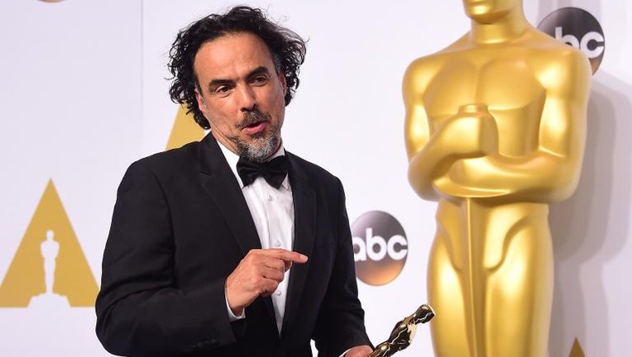 Alejandro Innaritu pose avec un  Oscar le 22 février 2015 à Hollywood