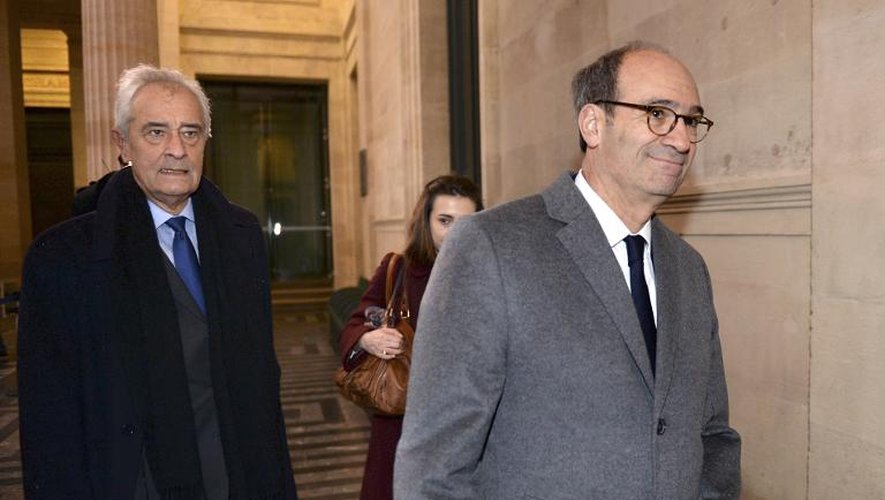 Eric Woerth (D) et son avocat Jean-Yves Le Borgne à leur  arrivée le 23 février 2015 au palais de justice à Bordeaux