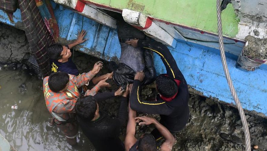 Les équipes de secours sortent le 23 février 2015 les cadavres de passagers découverts après la remise à flot de l'épave d'un ferry à environ 70 kilomètres au nord-ouest de la capitale Dacca, au Bangladesh