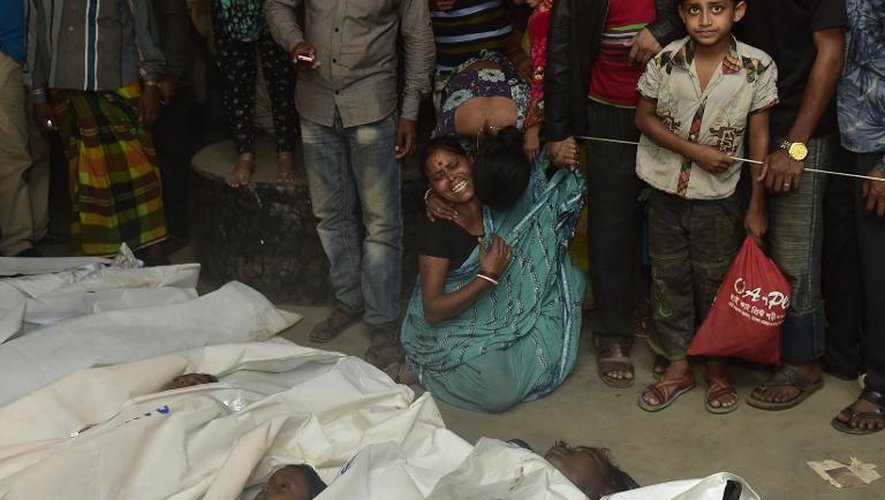 Les parents des victimes viennent reconnaître les leurs après le naufrage d'un ferry de passagers le 23 février 2015 après le naufrage d'un ferry la veille à 70 km au nord-ouest de la capitale Dacca, au Bangladesh