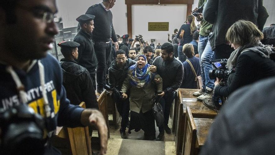 Des familiers et des supporteurs d'Alaa Abdel Fattah, figure de la révolte anti-Moubarak de 2011, sont effondrés le 23 février 2015 à l'énoncé du verdict qui le condamne à 5 ans de prison