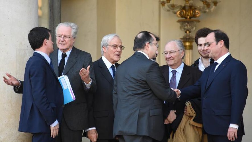 Le Premier ministre Manuel Valls (G), le président du Crif Roger Cukierman (C) et le président François Hollande (D) sur le perron de l'Elysée le 11 janvier 2015 à l'Elysée à Paris