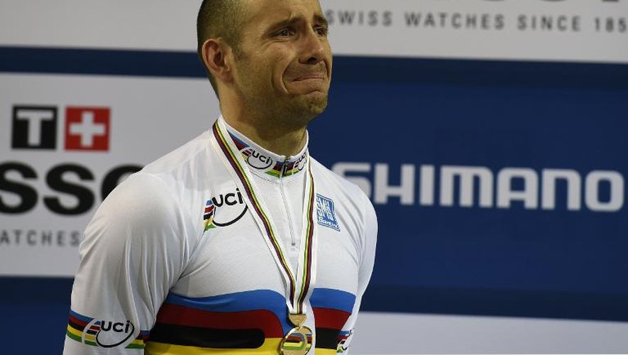 Le Français François Pervis avec sa médaille d'or du Kilomètre remportée lors des Mondiaux cyclistes sur piste, le 20 février 2015 à Saint-Quentin-en-Yvelines
