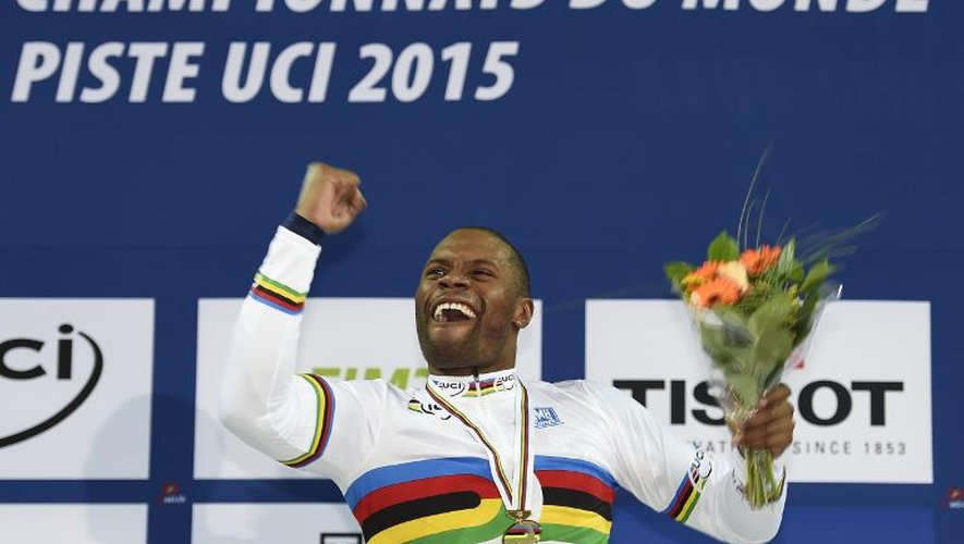 Le Français Grégory Baugé célèbre sa médaille d'or en sprint lors des Mondiaux cyclistes sur piste, le 22 février 2015 à Saint-Quentin-en-Yvelines