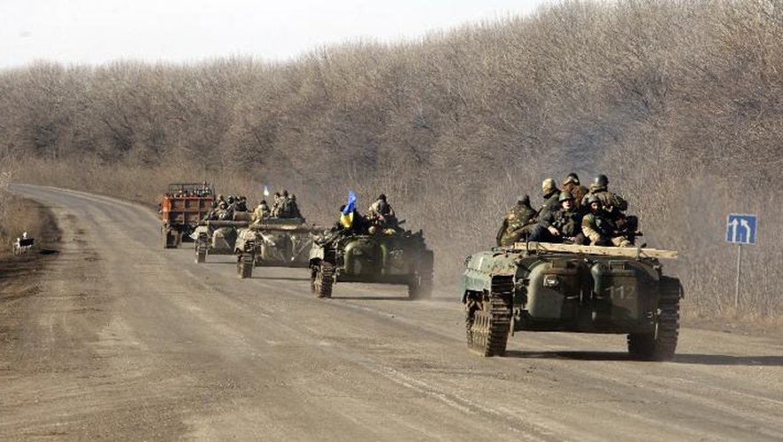 Une colonne de véhicules de combattants ukrainiens le 22 février 2015 près d'Artemivsk, dans la région de Donetsk, dans l'est de l'Ukraine