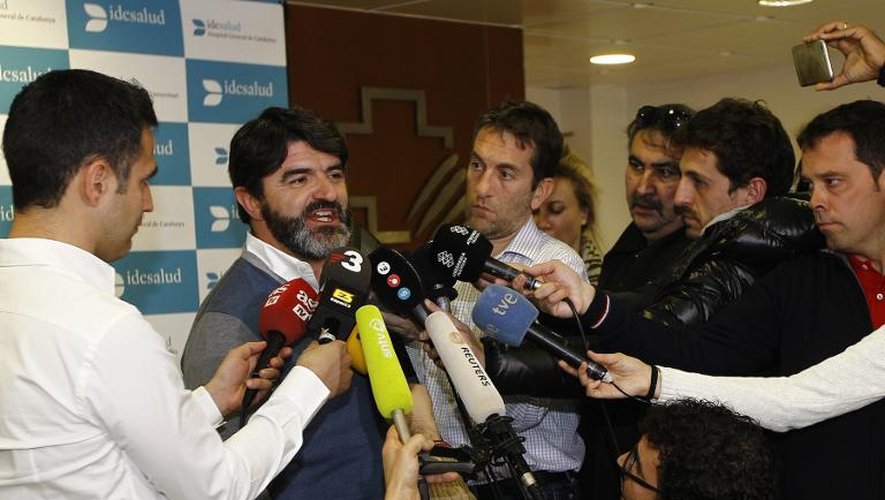 Le représentant de Fernando Alonso Luis Garcia Abad répond aux journalistes devant l'Hospital General de Catalunya, près de Barcelone où est hospitalisé Fernando Alonso, le 23 février 2015