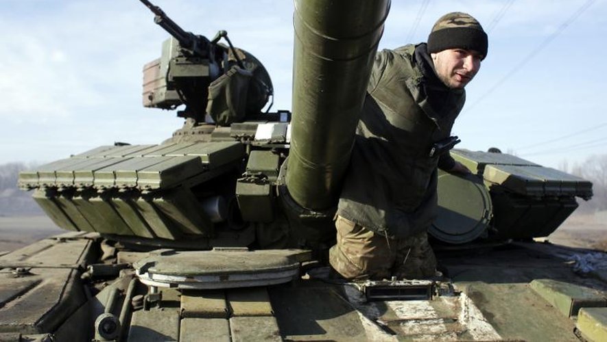 Un soldat ukrainien juché sur un char au point de contrôle d'Horlivka, le 23 février 2015 dans la region de  Donetsk