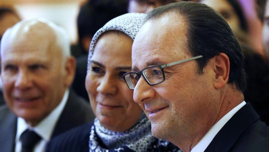 Latifa Ibn Ziaten, la mère d'Imad Ibn Ziaten, assassiné par Mohamed Merah, et François Hollande au dîner du Crif à Paris le 23 février 2015