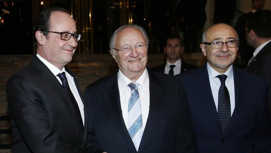 Le président François Hollande accueilli par les président et vice-président du Crif Roger Cukierman et Francis Kalifat au 30e dîner annuel le 23 février 2015 à Paris