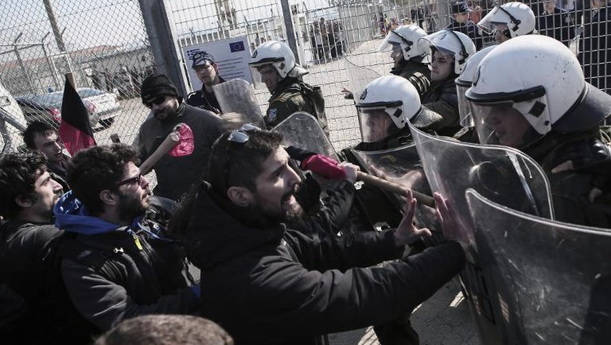 Des manifestants face aux policiers le 21 février 2015 devant le camp de rétention d'Amygdaleza, à 25 km au nord d'Athènes