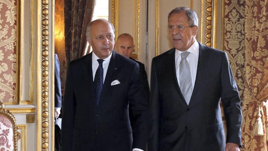 Le ministre français des AE Laurent Fabius  (g) et son homologue russe Sergei Lavrov avant une rencontre diplomatique sur l'Ukraine à Paris, le 24 février 2015