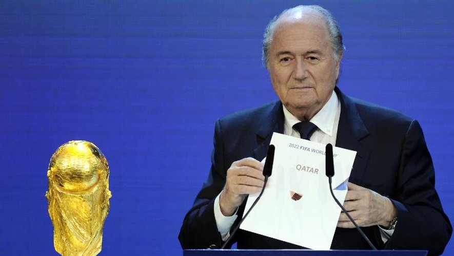 Le président de la Fifa Sepp Blatter dévoile le bulletin de l'attribution du Mondial-2022 au Qatar, le 2 décembre 2010 à Zurich