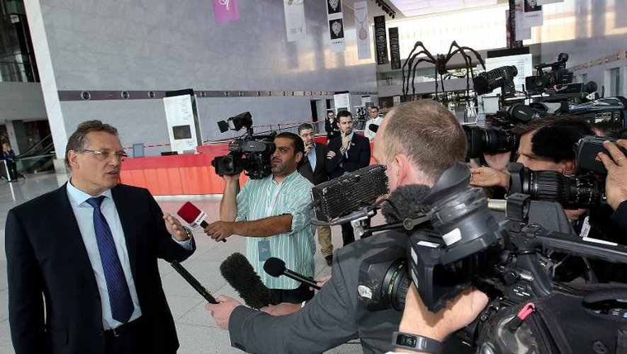 Le N.2 de la Fifa Jérôme Valcke s'adresse aux reporters à son arrivée à Doha pour la réunion du groupe de travail sur le Mondial 2022, le 24 février 2015