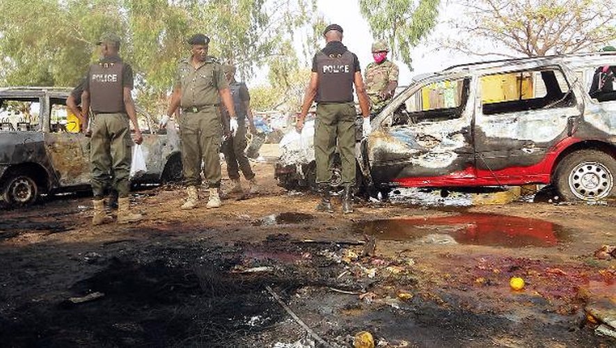 Des experts de la police nigériane sur les lieux d'un attentat-suicide à Kano le 24 février 2015