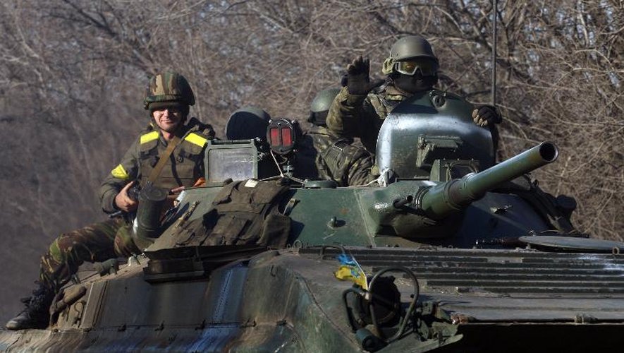 Des combattants ukrainiens sur un blindé le 22 février 2015 près d'Artemivsk, dans l'est de l'Ukraine