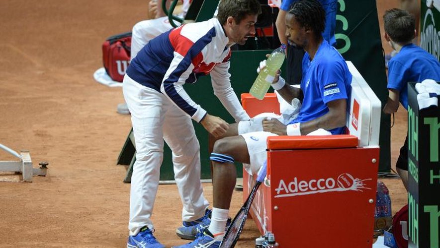 Le capitaine de l'équipe de France Arnaud Clément donne des consignes à Gaël Monfils, opposé à Roger Federer en finale de la Coupe Davis, le 21 novembre 2014 à Villeneuve-d'Ascq