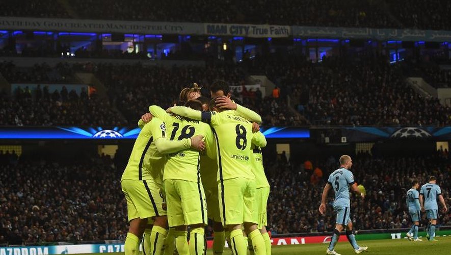 Les joueurs du FC Barcelone regroupés autour de Luis Suarez, après son 2e but contre Manchesterr City en 8e de finale de la Ligue des champions