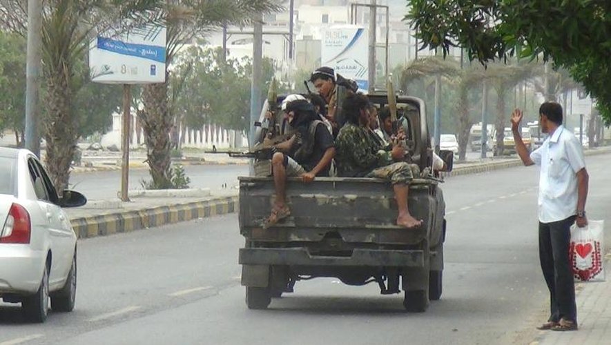 Des partisans armés du président yéménite Abd Rabbo Manour Hadi sillonnent les rues de Aden le 24 février 2015