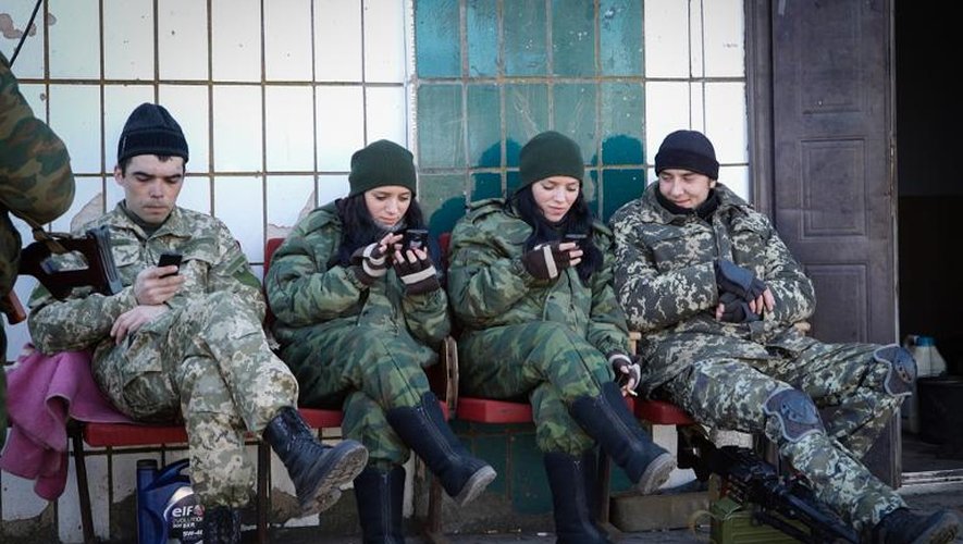 Des séparatistes pro-russes dans le ville de Lukove, dans le district de Marioupol, le 24 février 2015