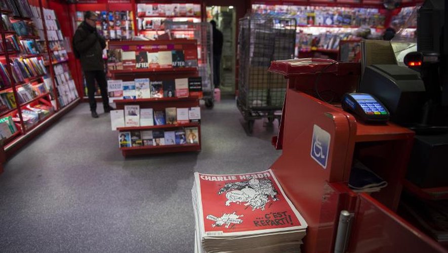 La dernière édition de Charlie Hebdo à la vente dans un kiosque d'une gare à Paris, le 25 février 2015