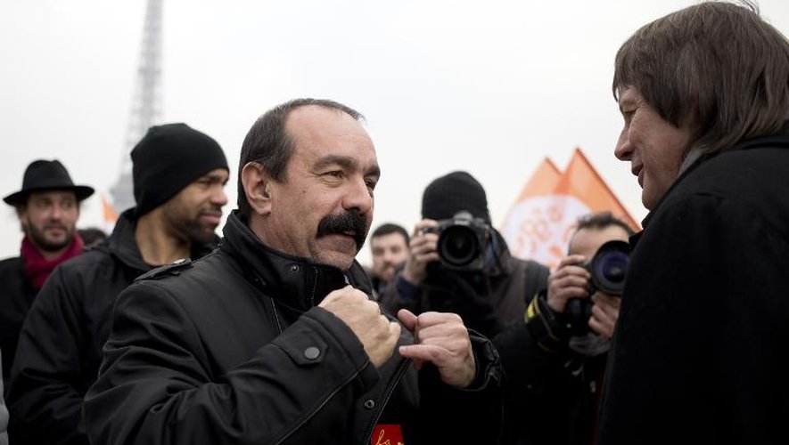 Le secrétaire général de la CGT Philippe Martinez et son prédécesseur Bernard Thibault lors d'une manifestation pour défendre le droit de grève, à Paris le 18 févrirer 2015
