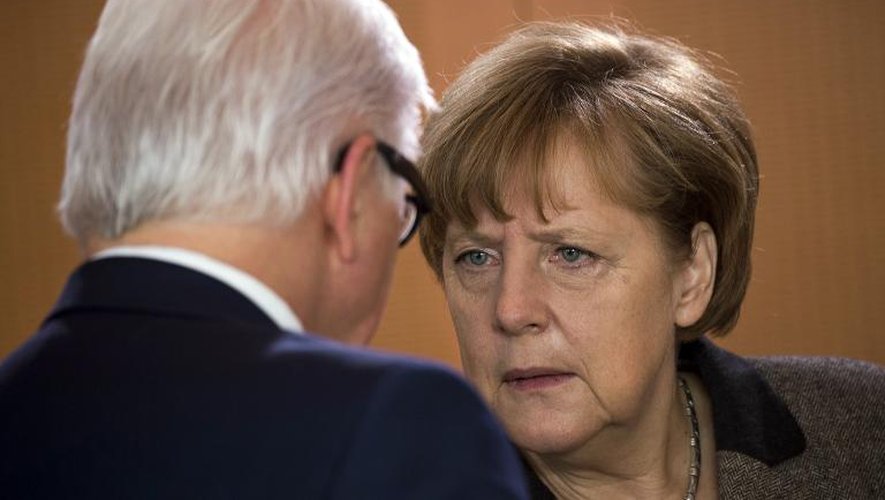 La chancelière allemande Anglea Merkel et son ministre des Affaires étrangères Frank-Walter Steinmeier lors de la réunion du cabinet à Berlin, le 25 février 2015