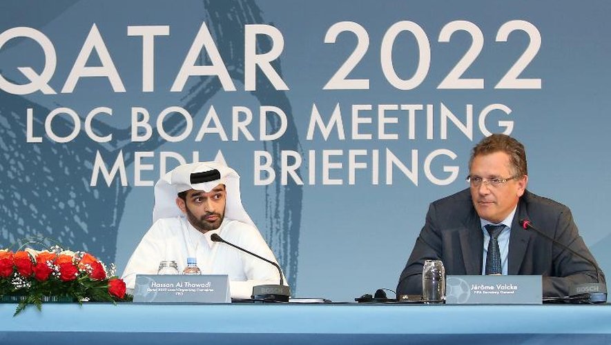 Le N.2 de la Fifa Jérôme Valcke et le président qatari du comité d'organisation du Mondial-2022 Hassan al-Thawadi, s'adressent à la presse, le 25 février 2015 à Doha
