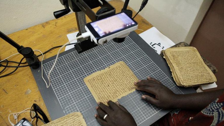 Des pages des manuscrits de Tombouctou sont numérisées le 28 janvier 2015 à l'Institut Ahmed Baba de Bamako