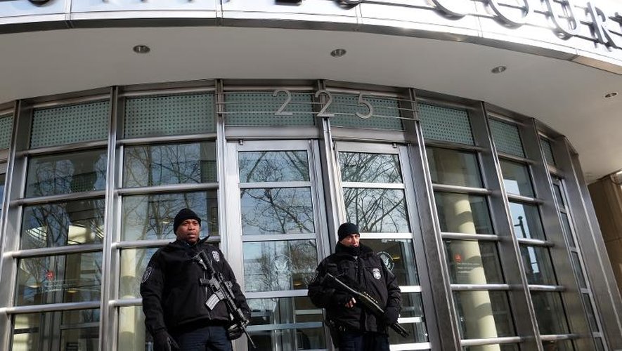 Des policiers gardent l'entrée du tribunal fédéral de Brooklyn à New York le 25 février 2015
